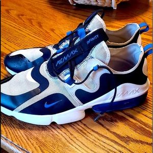 NIKE AIRMAX INFINITY l Barely worn Men’s Nike Airmax runners.  NIKE AT ITS BEST!